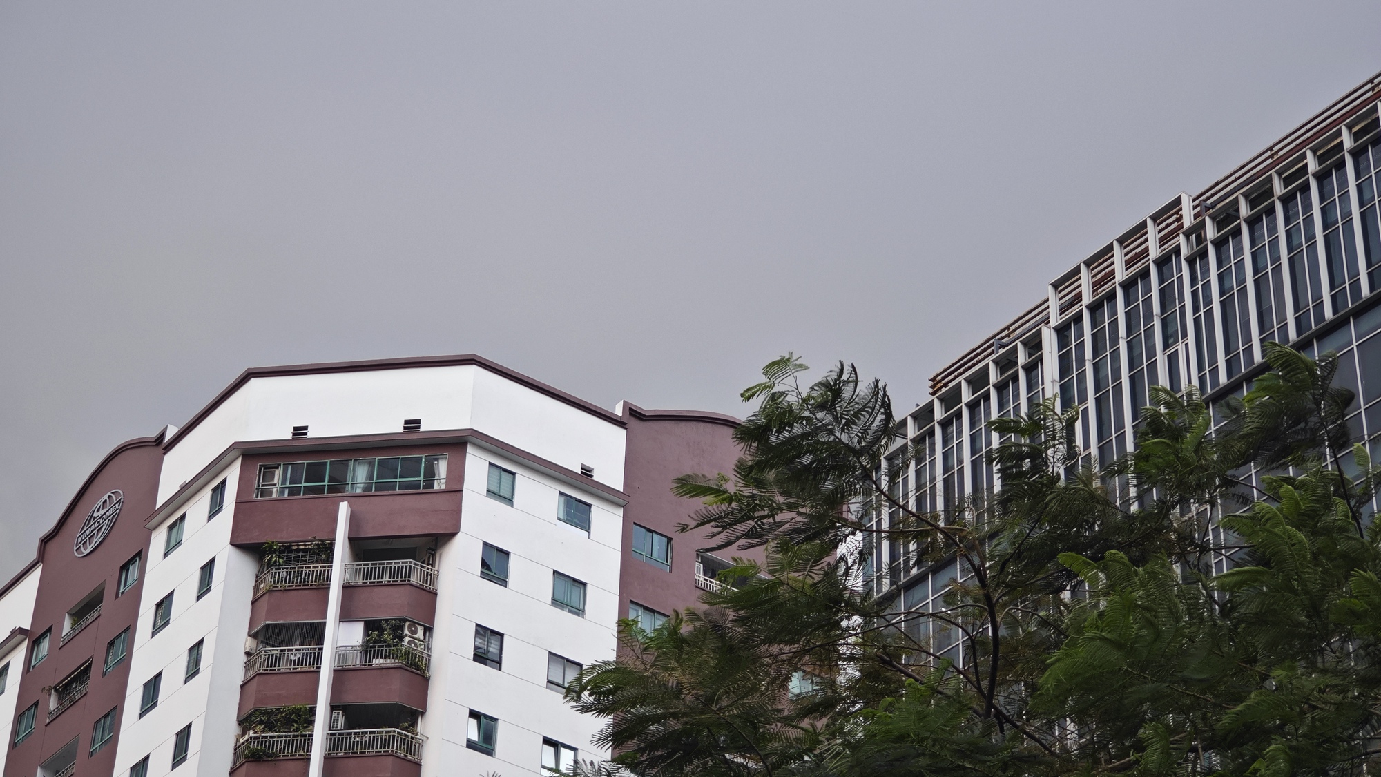 "Mưa vàng" giải nhiệt chưa dứt, người dân Hà Nội đã chật vật dắt xe, lội nước - Ảnh 3. Ảnh, clip: Hà Nội tối đen vì mưa lớn, sấm chớp sáng rực bầu trời khiến ai nấy giật mình - Ảnh 3.