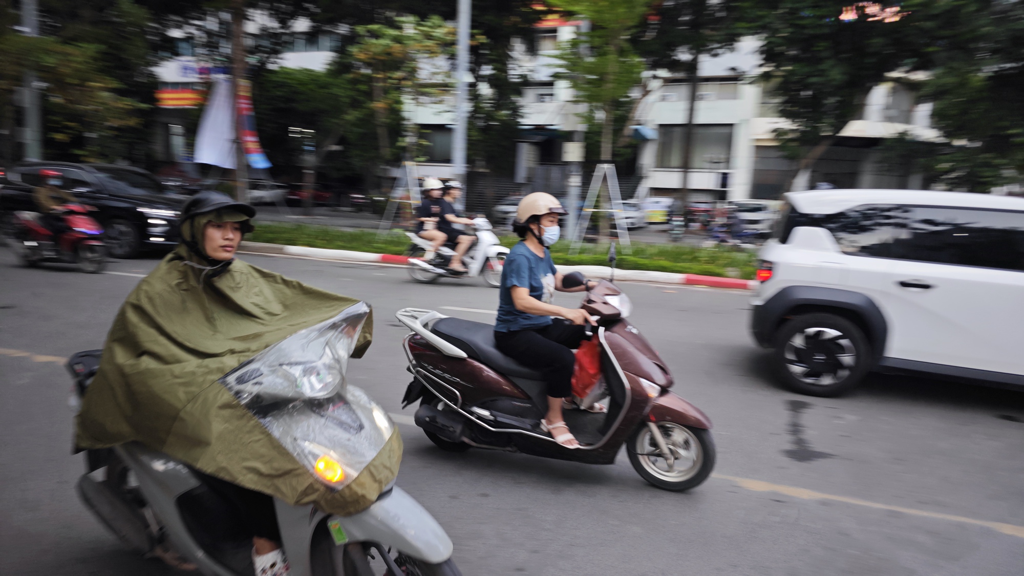 "Mưa vàng" giải nhiệt chưa dứt, người dân Hà Nội đã chật vật dắt xe, lội nước - Ảnh 4. Ảnh, clip: Hà Nội tối đen vì mưa lớn, sấm chớp sáng rực bầu trời khiến ai nấy giật mình - Ảnh 4.