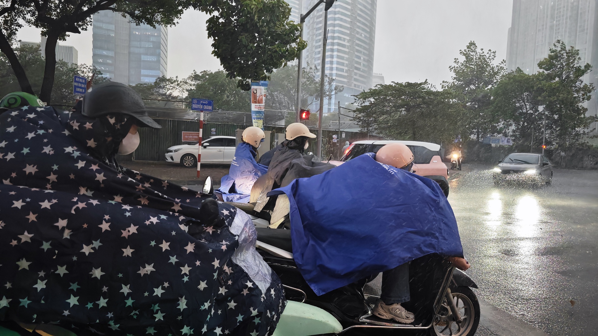 "Mưa vàng" giải nhiệt chưa dứt, người dân Hà Nội đã chật vật dắt xe, lội nước - Ảnh 9. "Mưa vàng" giải nhiệt chưa dứt, người dân Hà Nội đã chật vật dắt xe, lội nước - Ảnh 9.