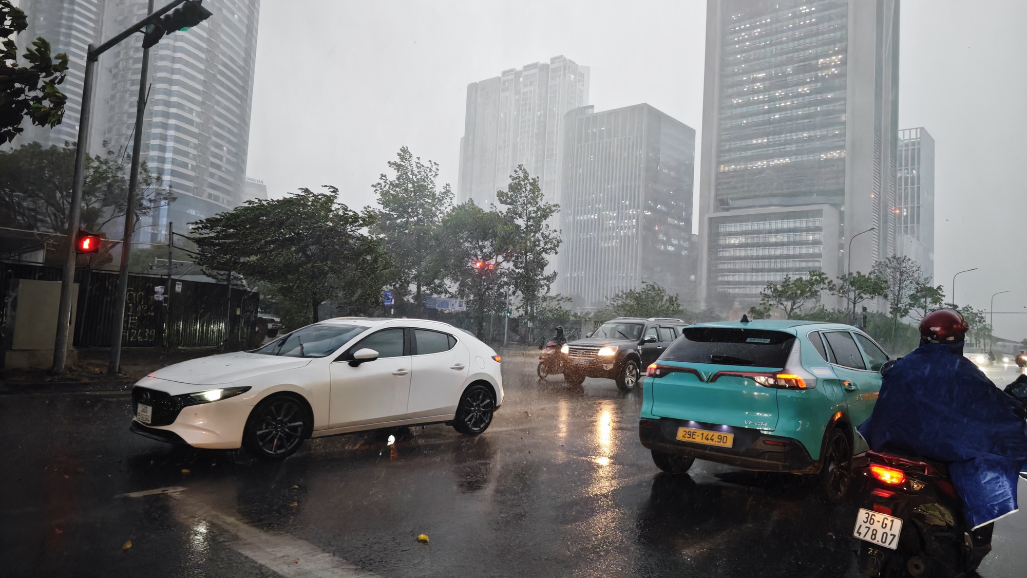 "Mưa vàng" giải nhiệt chưa dứt, người dân Hà Nội đã chật vật dắt xe, lội nước - Ảnh 8. "Mưa vàng" giải nhiệt chưa dứt, người dân Hà Nội đã chật vật dắt xe, lội nước - Ảnh 8.