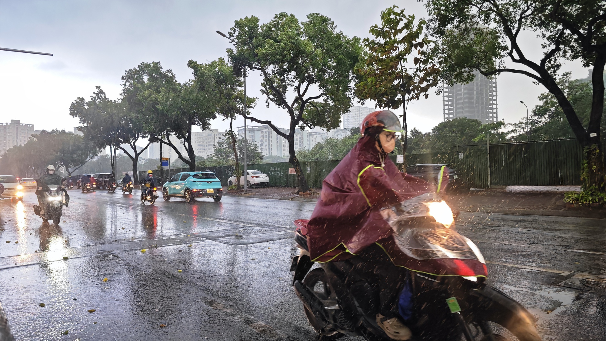 "Mưa vàng" giải nhiệt chưa dứt, người dân Hà Nội đã chật vật dắt xe, lội nước - Ảnh 6. "Mưa vàng" giải nhiệt chưa dứt, người dân Hà Nội đã chật vật dắt xe, lội nước - Ảnh 6.