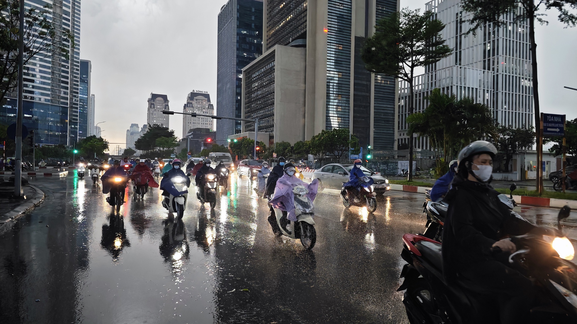 "Mưa vàng" giải nhiệt chưa dứt, người dân Hà Nội đã chật vật dắt xe, lội nước - Ảnh 13. "Mưa vàng" giải nhiệt chưa dứt, người dân Hà Nội đã chật vật dắt xe, lội nước - Ảnh 13.