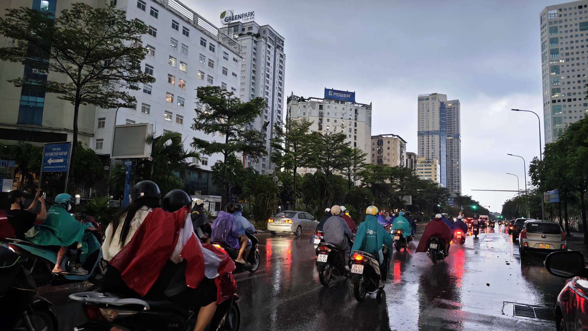 "Mưa vàng" giải nhiệt chưa dứt, người dân Hà Nội đã chật vật dắt xe, lội nước - Ảnh 14. "Mưa vàng" giải nhiệt chưa dứt, người dân Hà Nội đã chật vật dắt xe, lội nước - Ảnh 14.