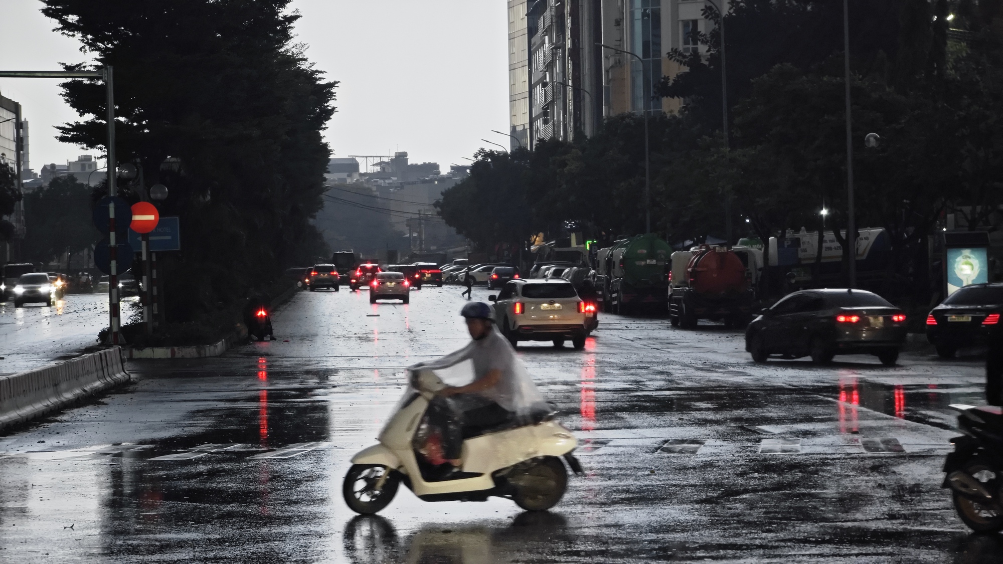"Mưa vàng" giải nhiệt chưa dứt, người dân Hà Nội đã chật vật dắt xe, lội nước - Ảnh 11. "Mưa vàng" giải nhiệt chưa dứt, người dân Hà Nội đã chật vật dắt xe, lội nước - Ảnh 11.