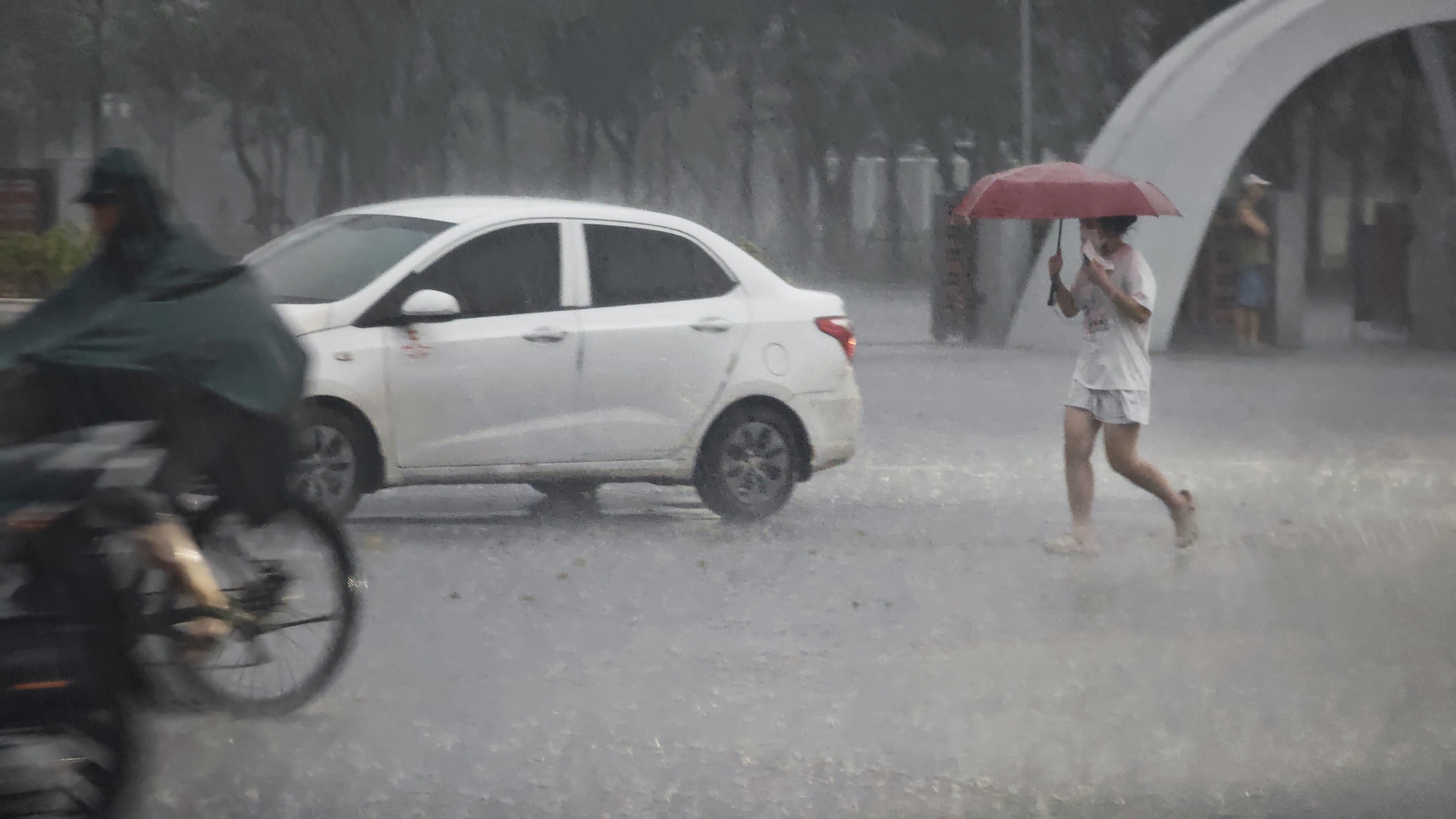 "Mưa vàng" giải nhiệt chưa dứt, người dân Hà Nội đã chật vật dắt xe, lội nước - Ảnh 16. "Mưa vàng" giải nhiệt chưa dứt, người dân Hà Nội đã chật vật dắt xe, lội nước - Ảnh 16.