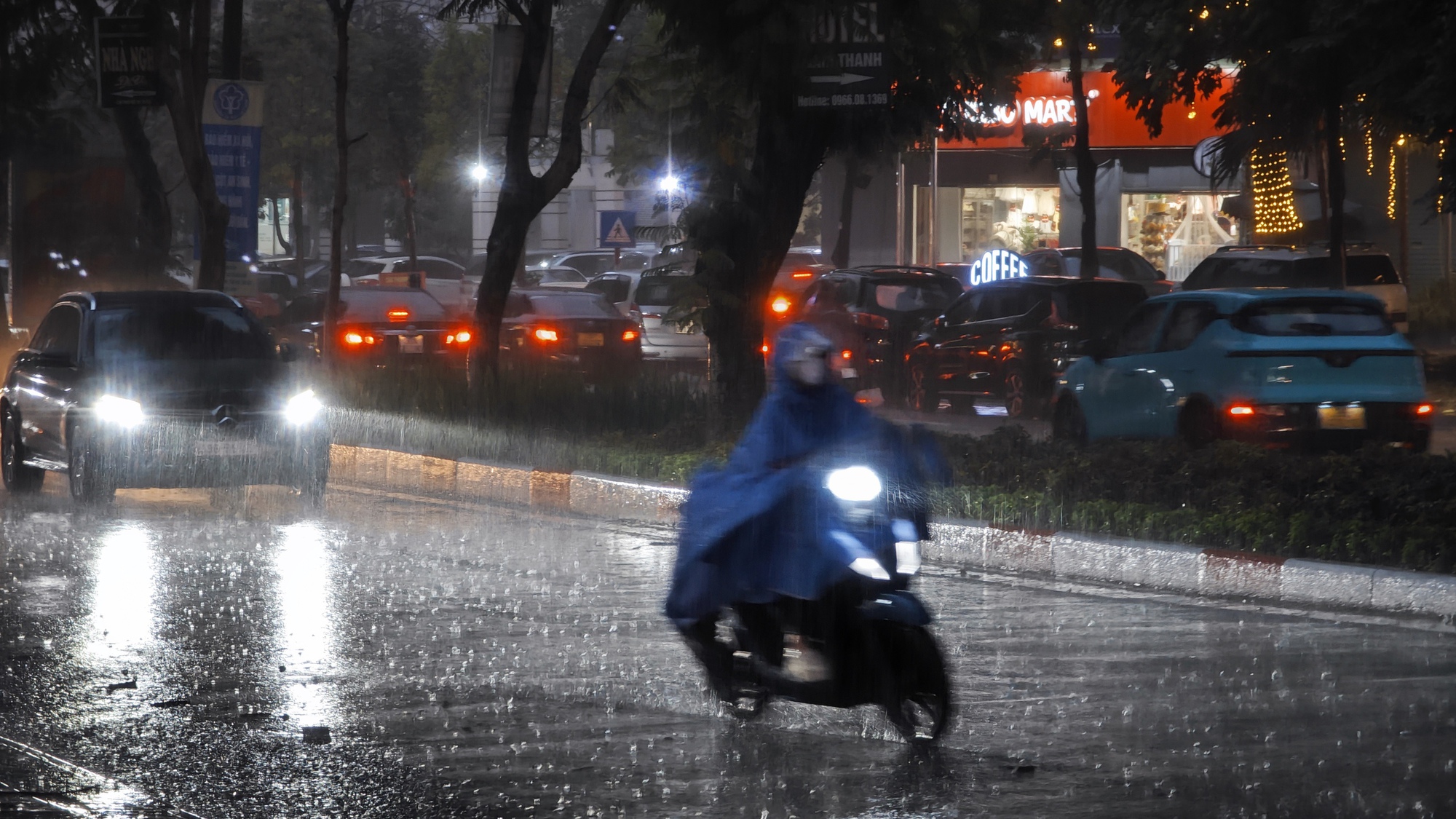 "Mưa vàng" giải nhiệt chưa dứt, người dân Hà Nội đã chật vật dắt xe, lội nước - Ảnh 17. "Mưa vàng" giải nhiệt chưa dứt, người dân Hà Nội đã chật vật dắt xe, lội nước - Ảnh 17.