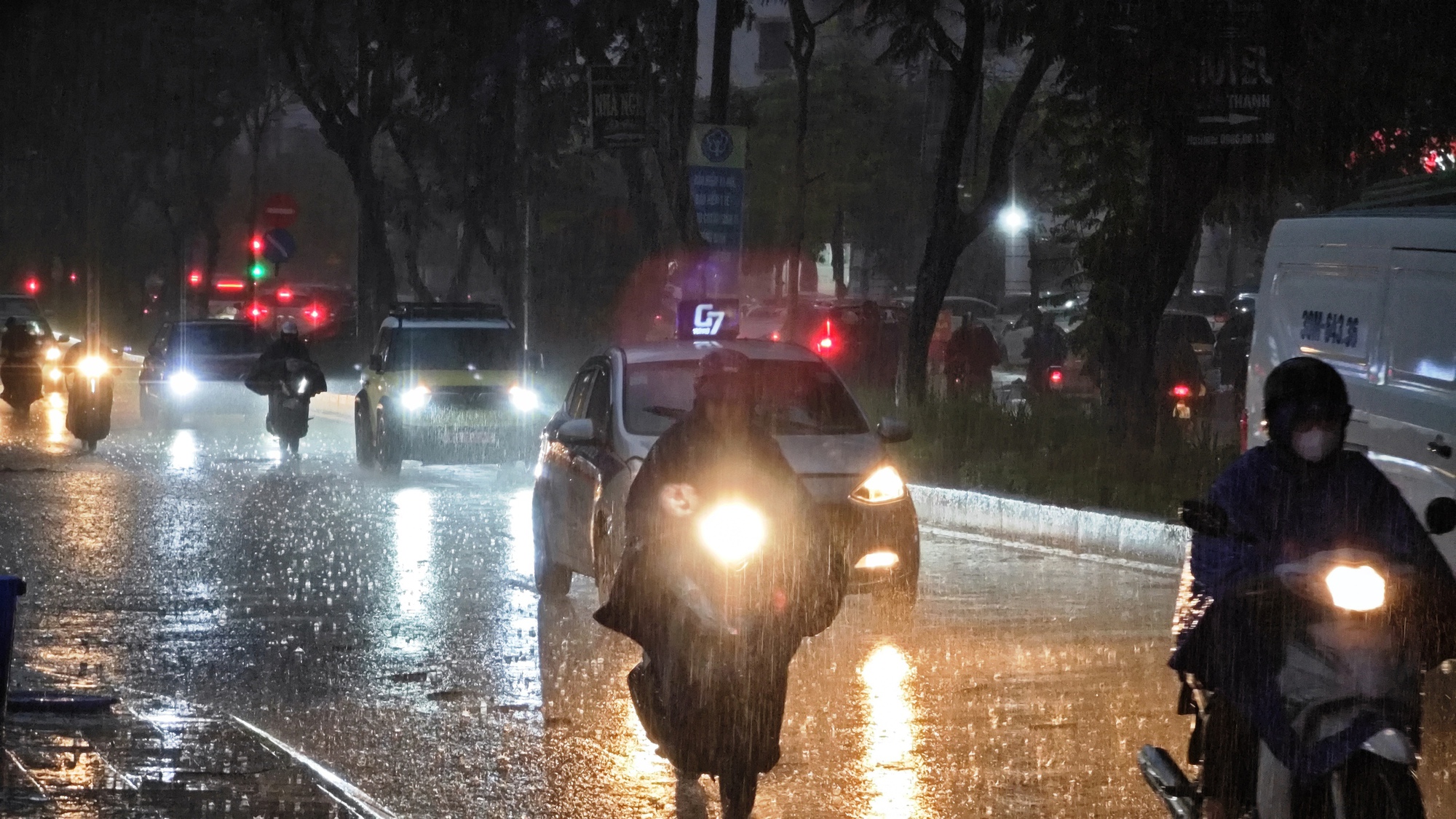"Mưa vàng" giải nhiệt chưa dứt, người dân Hà Nội đã chật vật dắt xe, lội nước - Ảnh 18. "Mưa vàng" giải nhiệt chưa dứt, người dân Hà Nội đã chật vật dắt xe, lội nước - Ảnh 18.