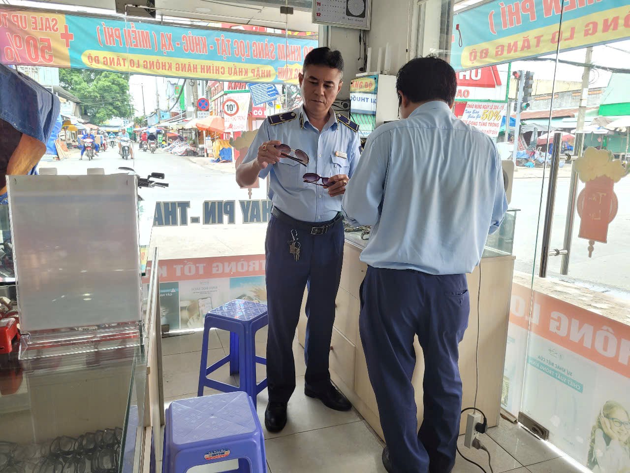 TPHCM: Dồn dập vây bắt hàng giả- Ảnh 4.