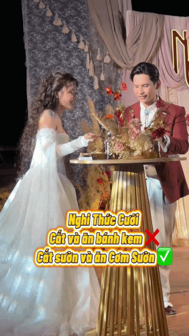 Cô dâu, chú rể thay nghi thức cắt bánh kem bằng ăn cơm tấm sườn nướng ngay trên sân khấu cưới: Bất ngờ danh tính 2 nhân vật chính- Ảnh 2.