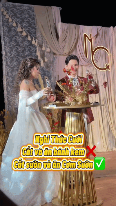 Cô dâu, chú rể thay nghi thức cắt bánh kem bằng ăn cơm tấm sườn nướng ngay trên sân khấu cưới: Bất ngờ danh tính 2 nhân vật chính- Ảnh 1.