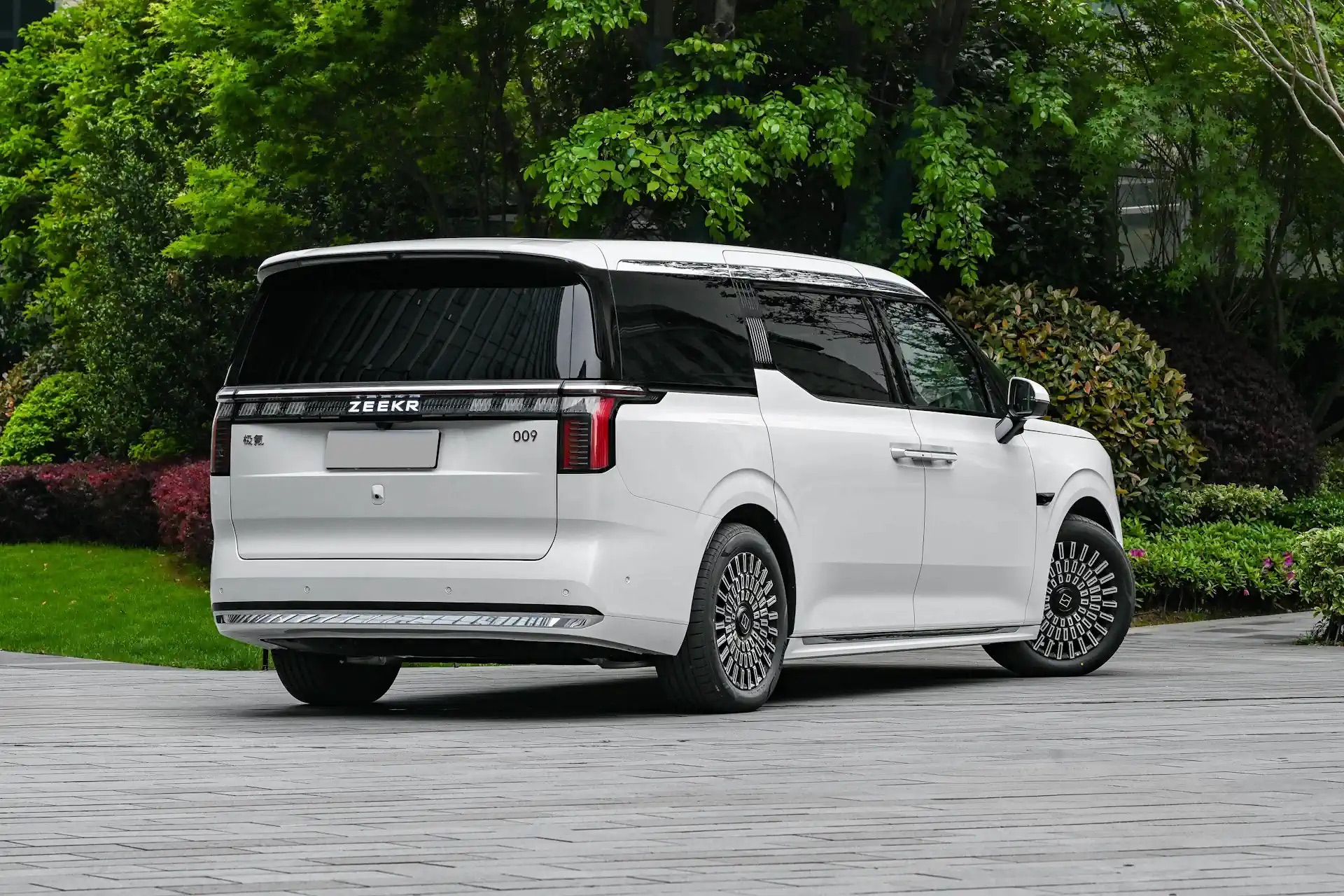 Zeekr 009 dự kiến 4,2 tỷ đồng tại Việt Nam, gần ngang Alphard: Tiện nghi sang xịn, mạnh 912hp ngang siêu xe, đầy điện đủ chạy Hà Nội - Đà Nẵng- Ảnh 4. Zeekr 009 dự kiến 4,2 tỷ đồng tại Việt Nam, gần ngang Alphard: Tiện nghi sang xịn, mạnh 912hp ngang siêu xe, đầy điện đủ chạy Hà Nội - Đà Nẵng- Ảnh 4.