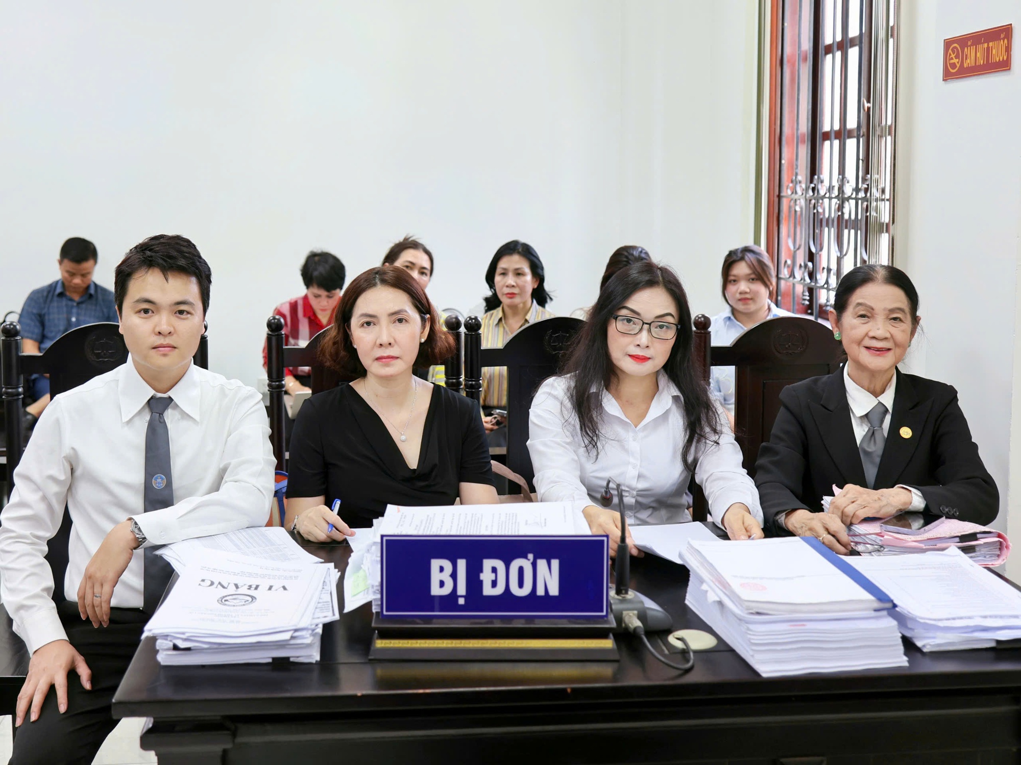 Tạm dừng phiên tòa ly hôn 1.200 tỉ để làm rõ việc Bộ Công an khám xét chuỗi cơ sở nha khoa- Ảnh 1.