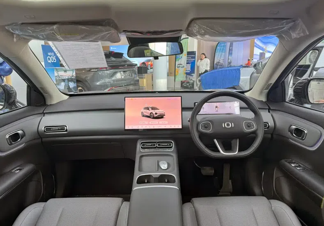 Hãng xe xây nhà máy tại Huế ra mắt SUV cỡ nhỏ: Giá quy đổi 510 triệu đồng, một lần sạc đi 462km- Ảnh 3. Hãng xe xây nhà máy tại Huế ra mắt SUV cỡ nhỏ: Giá quy đổi 510 triệu đồng, một lần sạc đi 462km- Ảnh 3.