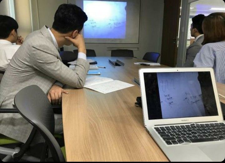 “Ngày làm việc vô tận”: Hàng trăm email và cuộc họp phát sinh, 21h rời văn phòng và không còn sau đó nữa- Ảnh 1.