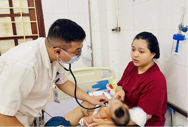 Cảnh báo gia tăng viêm phổi do RSV ở trẻ dưới 1 tuổi khi giao mùa - Ảnh 2.