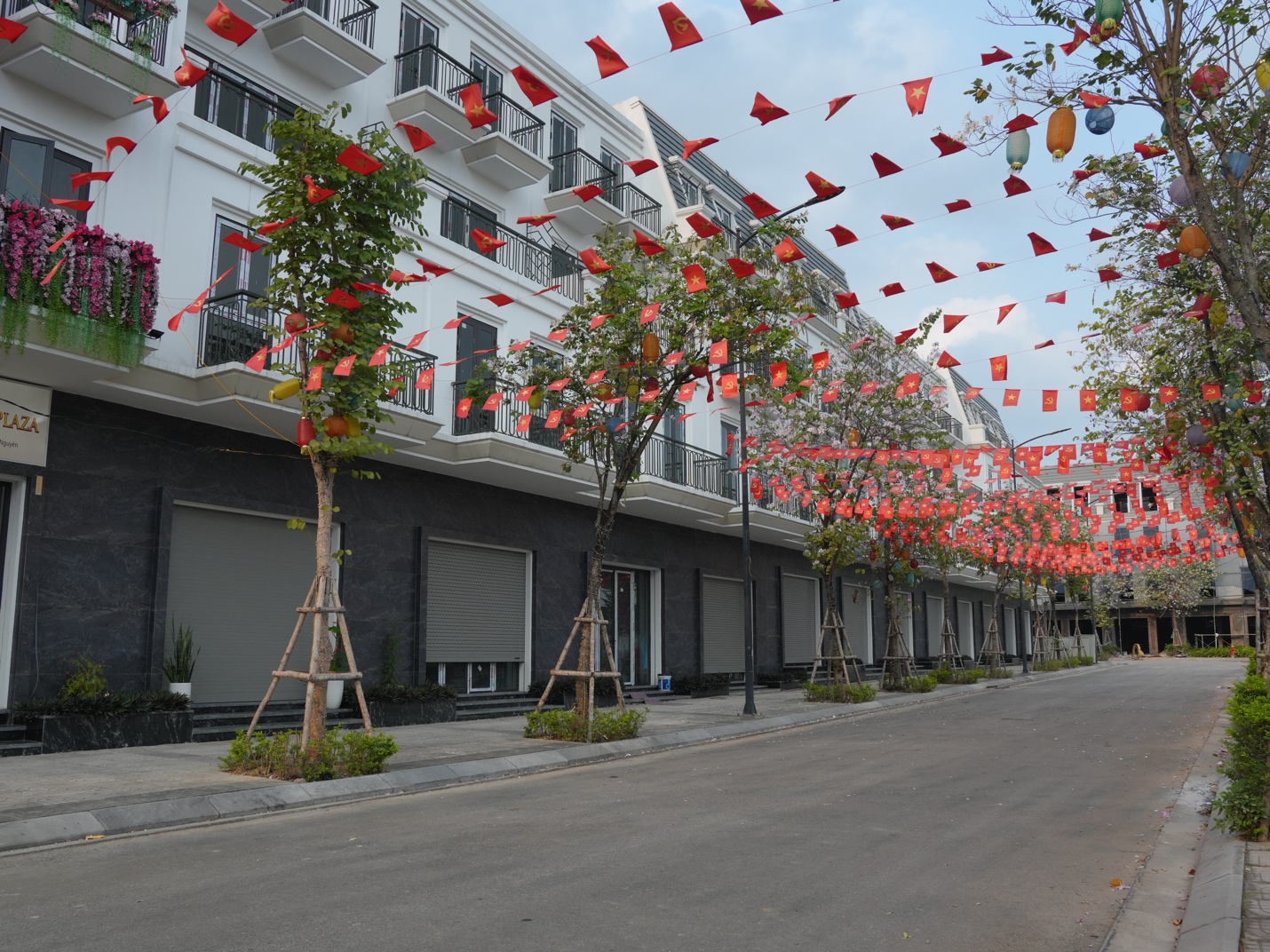 Shophouse Sông Công bàn giao sổ đỏ: Bảo chứng pháp lý giữa thị trường chọn lọc - Ảnh 2. Shophouse Sông Công bàn giao sổ đỏ: Bảo chứng pháp lý giữa thị trường chọn lọc - Ảnh 2.