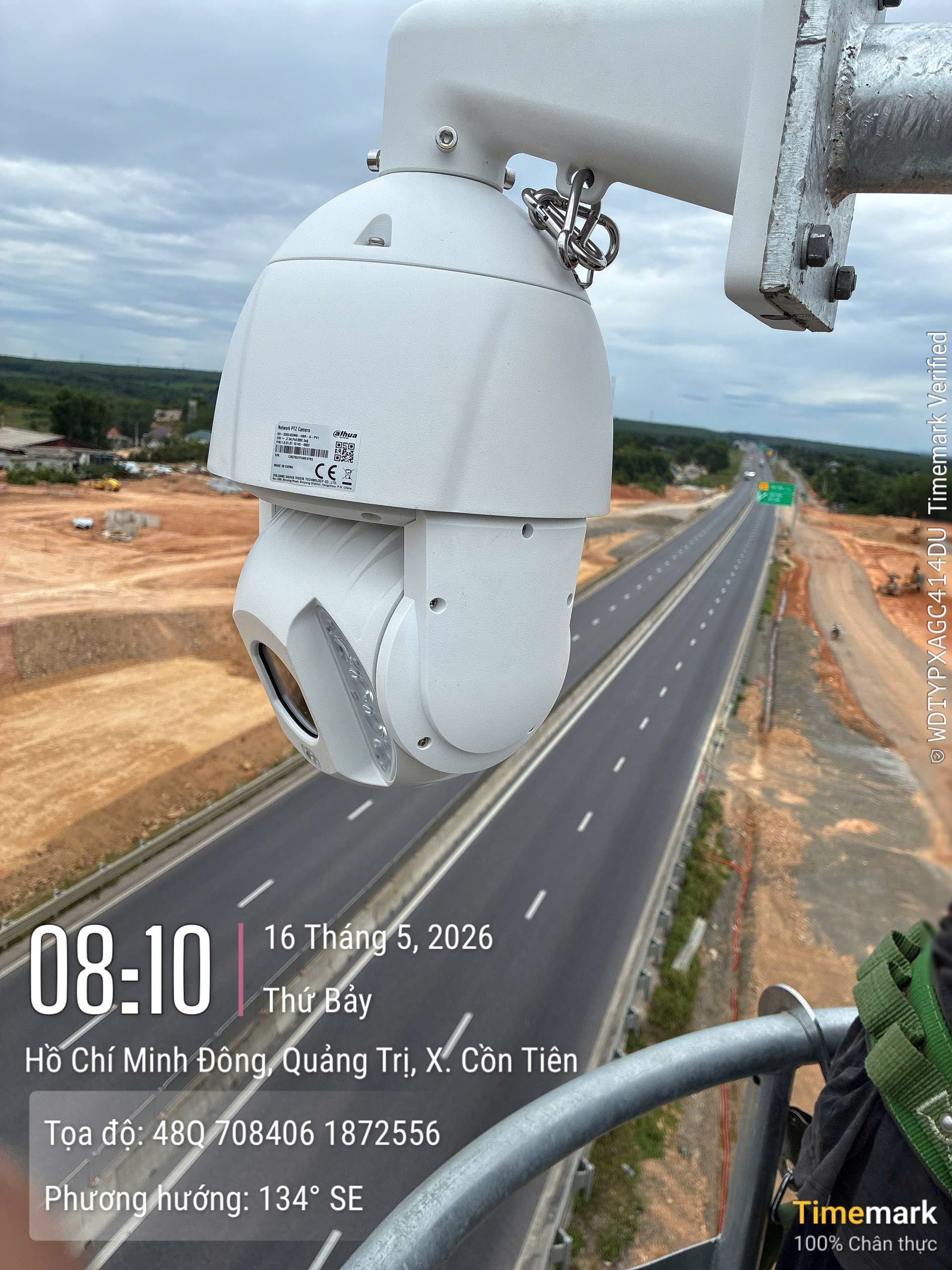 Nắng 41 độ C, công nhân gấp rút lắp 78 camera AI trên tuyến cao tốc Vạn Ninh - Cam Lộ - Ảnh 3. Nắng 41 độ C, công nhân gấp rút lắp 78 camera AI trên tuyến cao tốc Vạn Ninh - Cam Lộ - Ảnh 3.