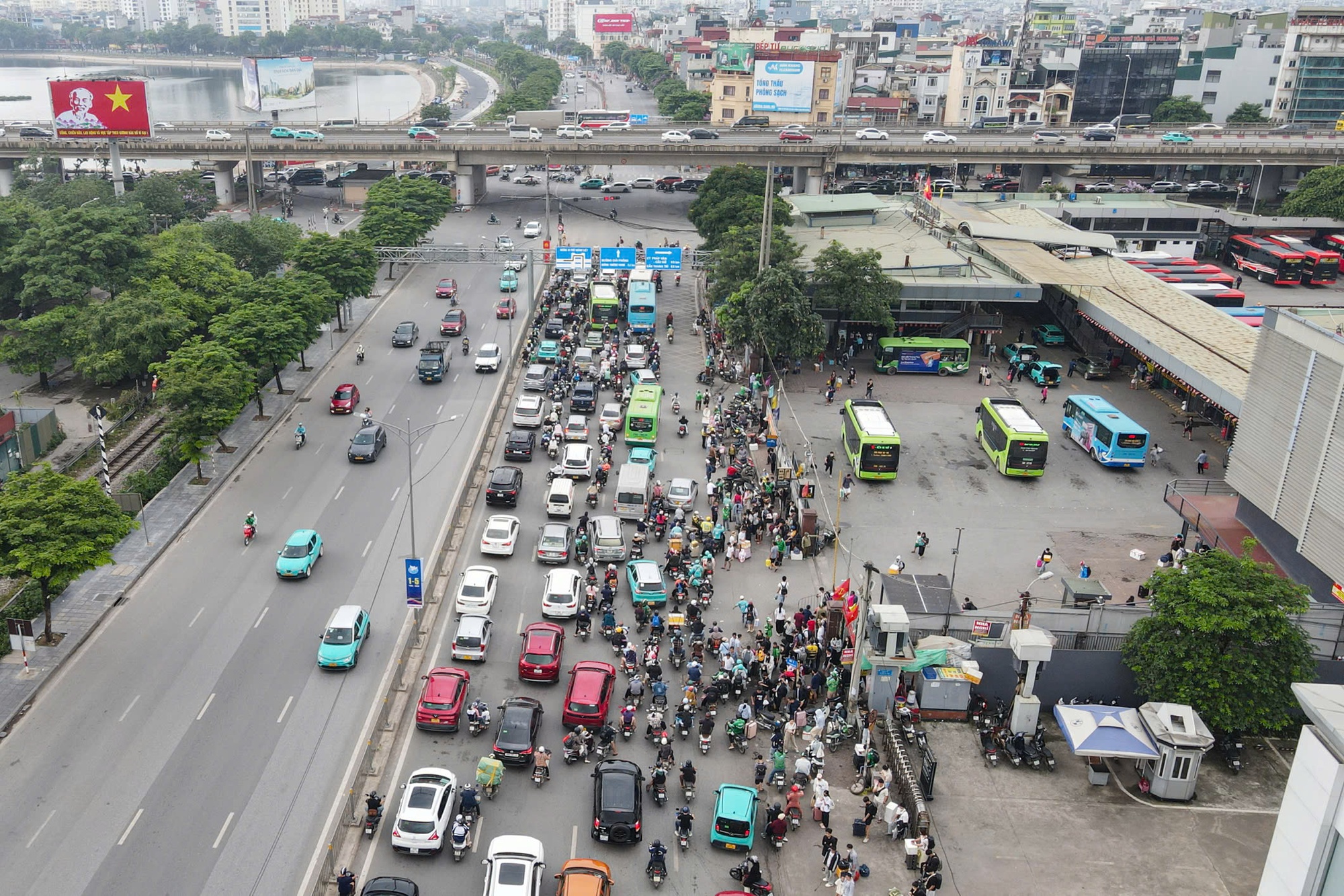 Hình ảnh người dân trở lại Hà Nội không ùn tắc giao thông ngày cuối lễ 2026 - Ảnh 3.