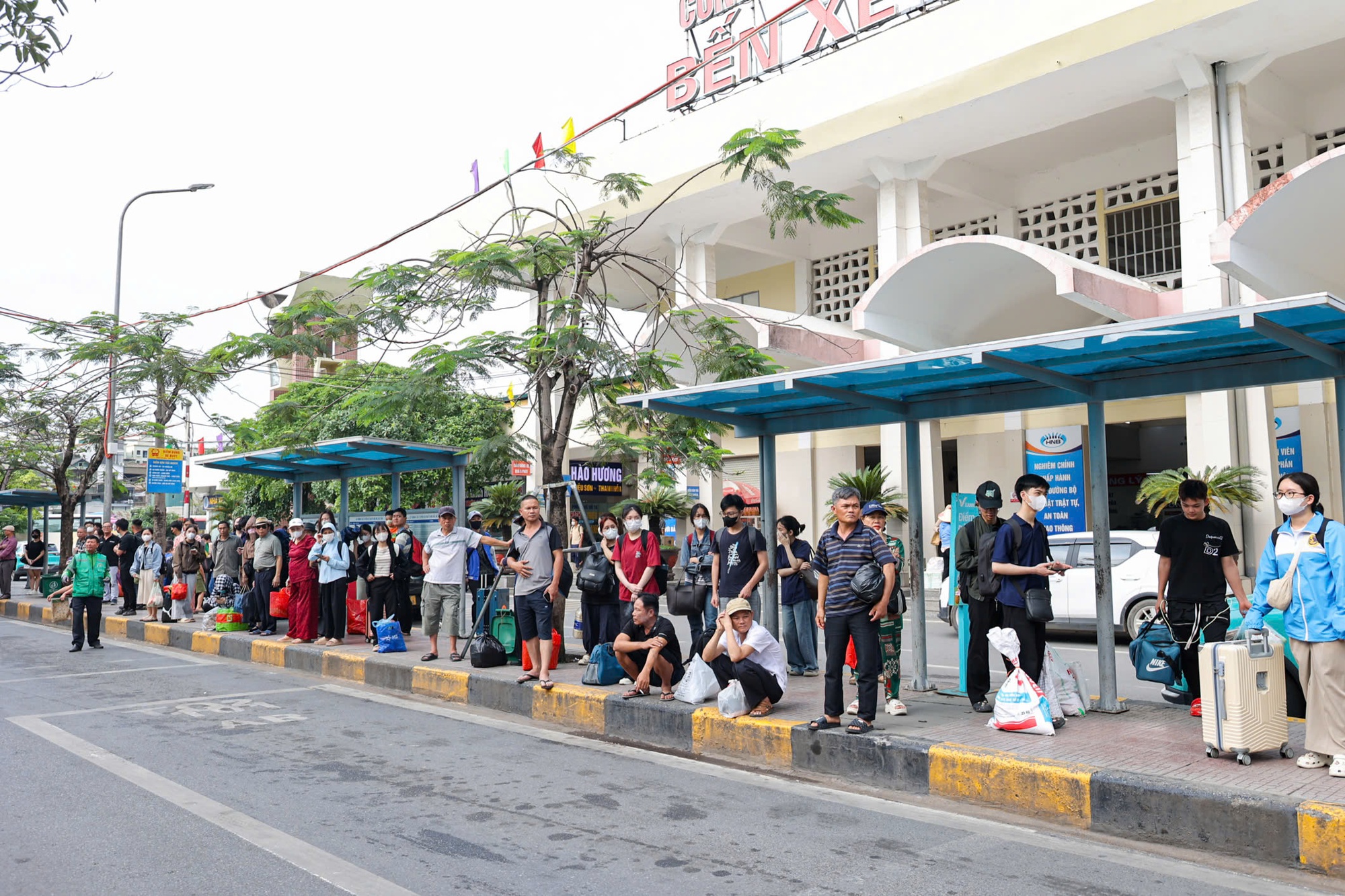 Hình ảnh người dân trở lại Hà Nội không ùn tắc giao thông ngày cuối lễ 2026 - Ảnh 10.