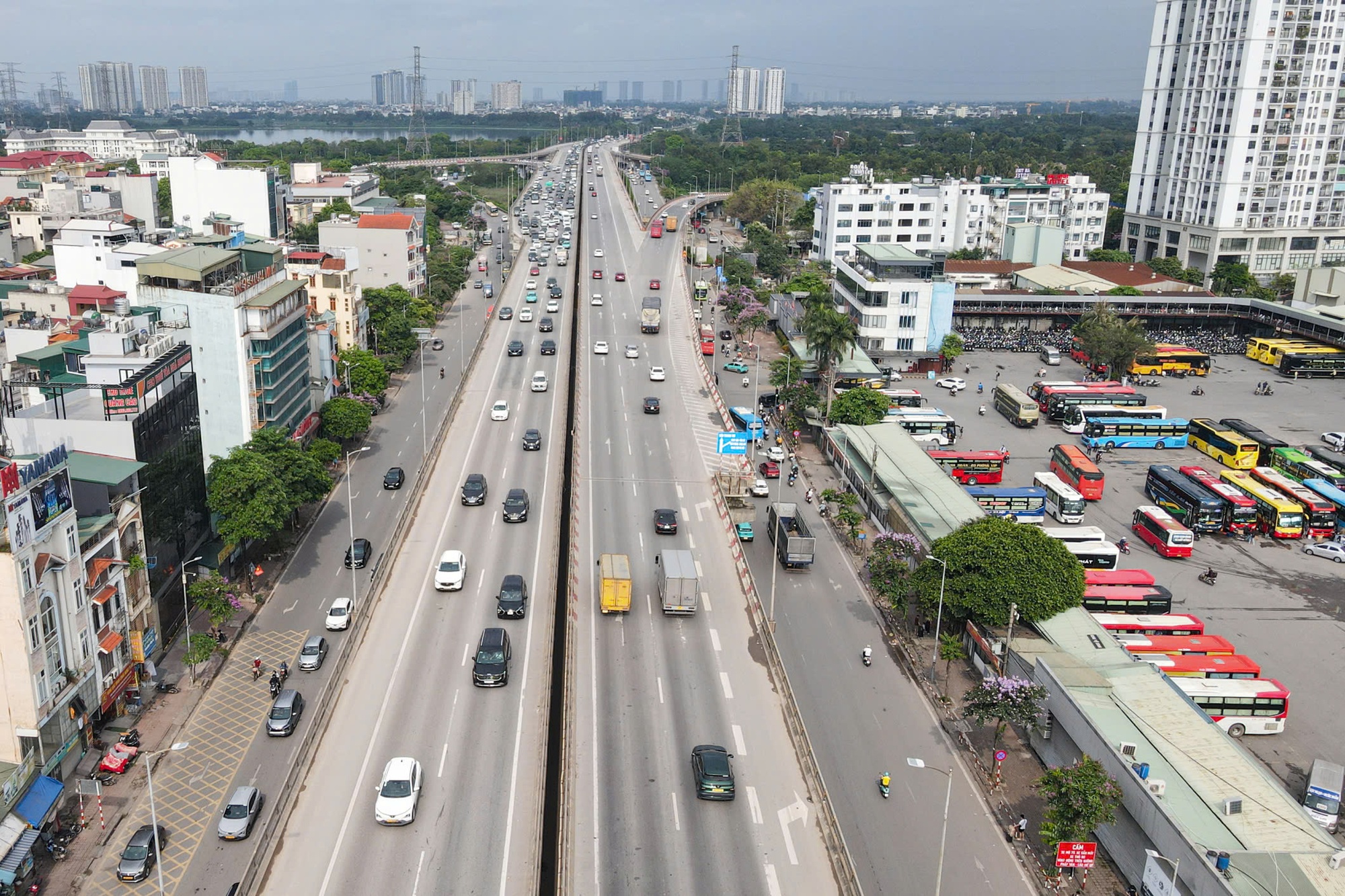 Hình ảnh người dân trở lại Hà Nội không ùn tắc giao thông ngày cuối lễ 2026 - Ảnh 2.