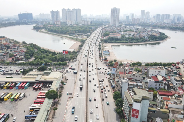 Hình ảnh người dân trở lại Hà Nội không ùn tắc giao thông ngày cuối lễ 2026 - Ảnh 1.