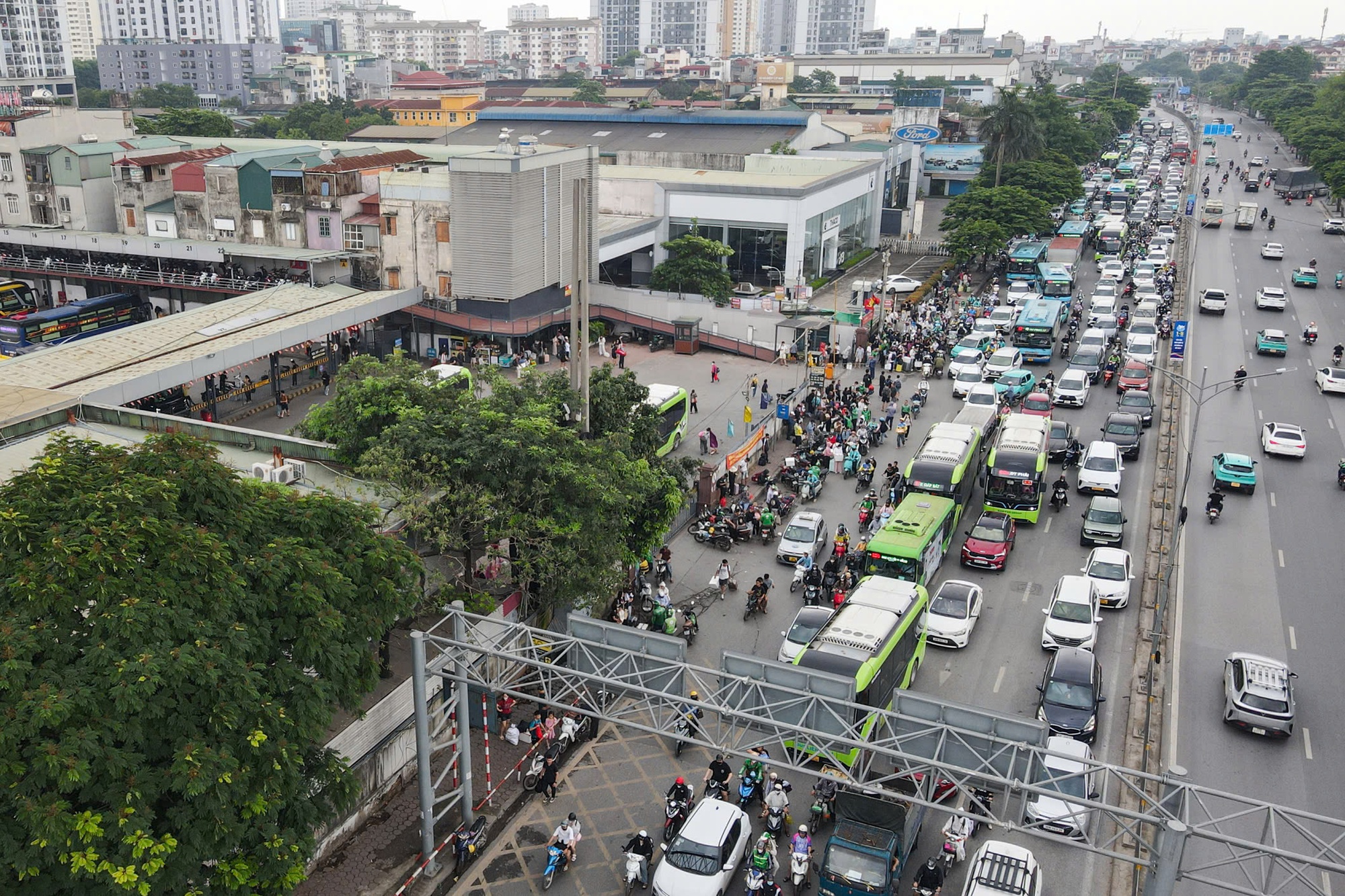 Hình ảnh người dân trở lại Hà Nội không ùn tắc giao thông ngày cuối lễ 2026 - Ảnh 4.