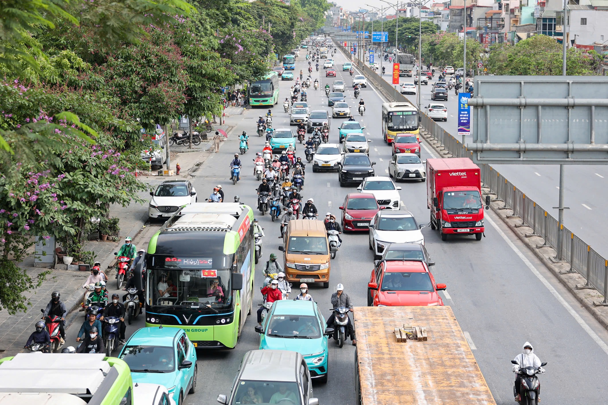 Hình ảnh người dân trở lại Hà Nội không ùn tắc giao thông ngày cuối lễ 2026 - Ảnh 5.