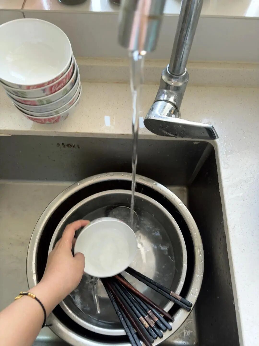 Không cần sửa bếp: 8 thói quen nhỏ giúp căn bếp luôn sạch và tiết kiệm thời gian - Ảnh 4.