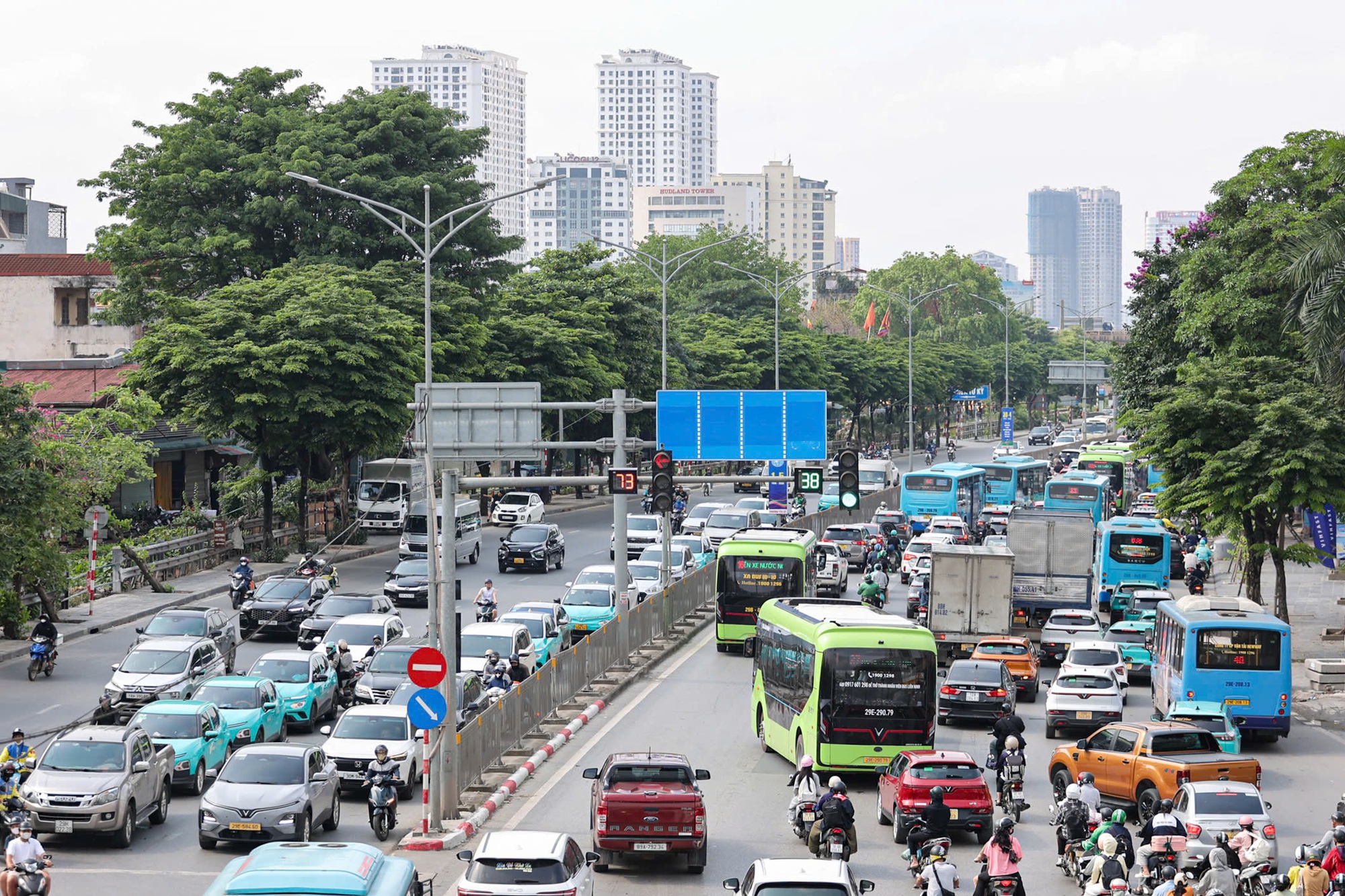 Hình ảnh người dân trở lại Hà Nội không ùn tắc giao thông ngày cuối lễ 2026 - Ảnh 6.