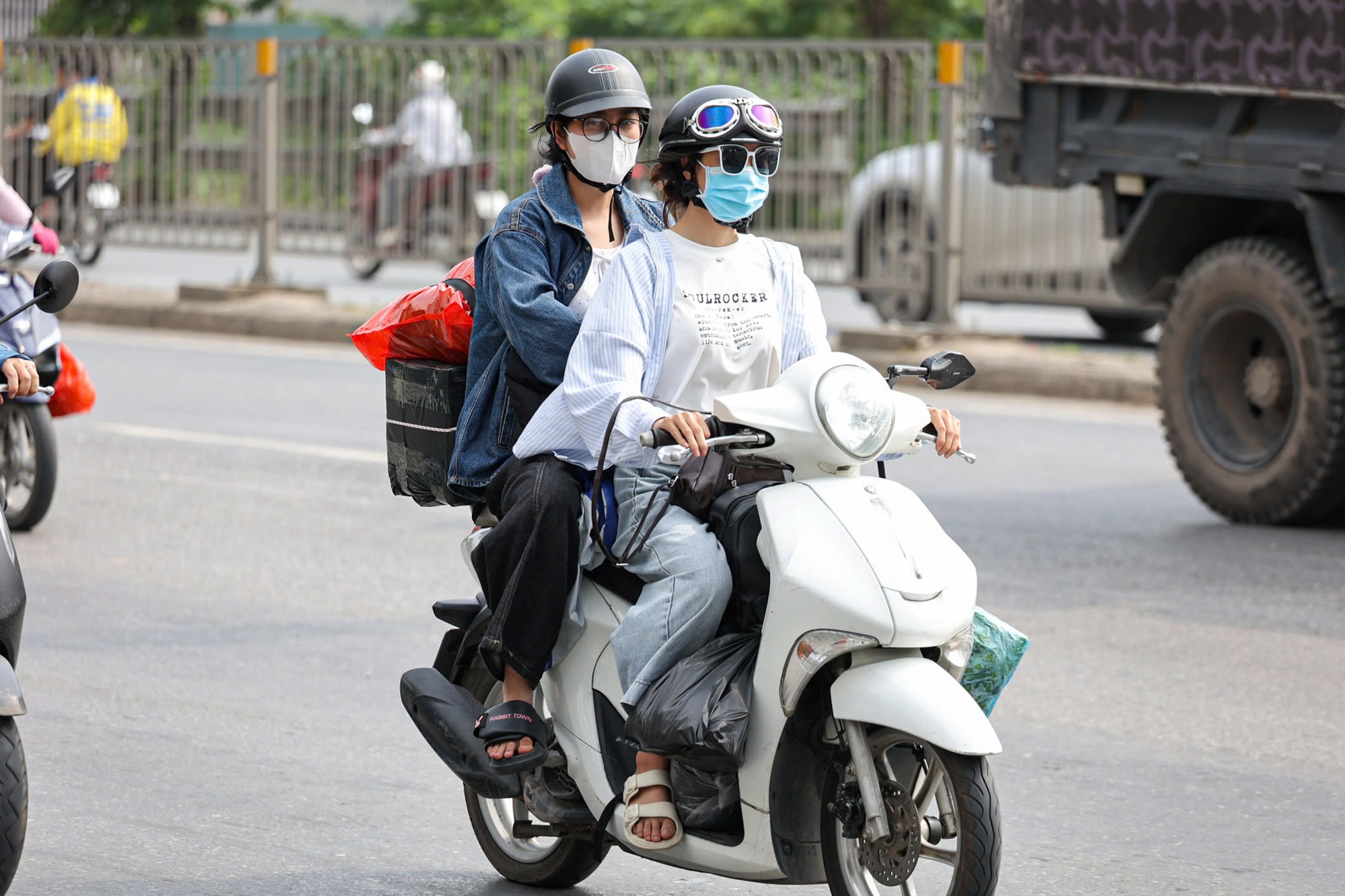 Hình ảnh người dân trở lại Hà Nội không ùn tắc giao thông ngày cuối lễ 2026 - Ảnh 7.
