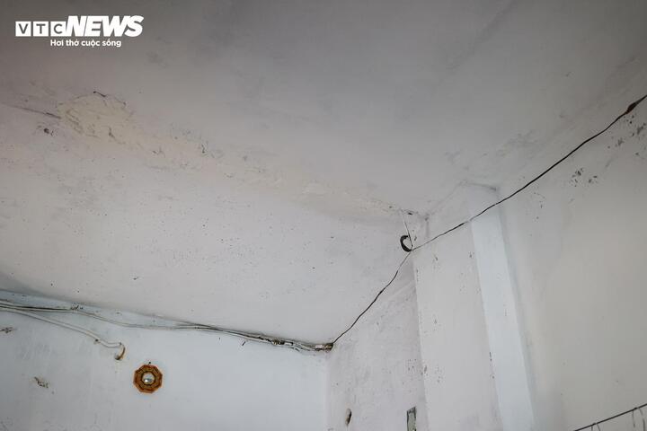 Cận cảnh khu tập thể dày đặc 'chuồng cọp' ở Hà Nội đang chờ cải tạo- Ảnh 17.