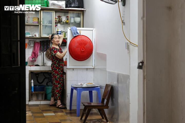 Cận cảnh khu tập thể dày đặc 'chuồng cọp' ở Hà Nội đang chờ cải tạo- Ảnh 16.