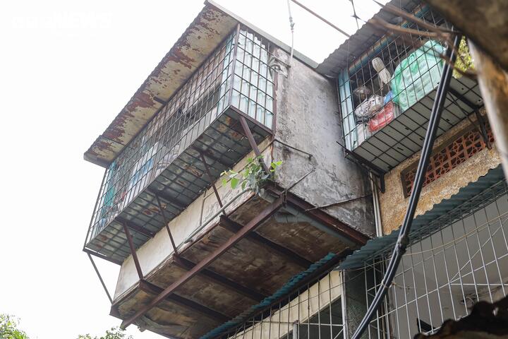 Cận cảnh khu tập thể dày đặc 'chuồng cọp' ở Hà Nội đang chờ cải tạo- Ảnh 11.