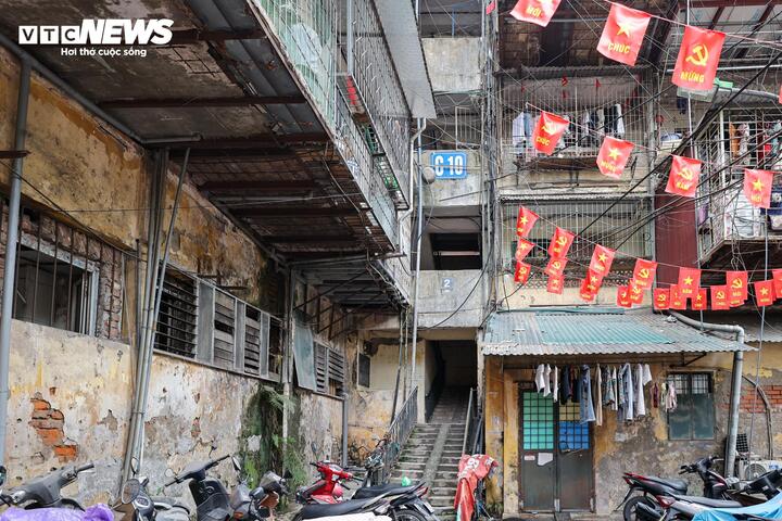 Cận cảnh khu tập thể dày đặc 'chuồng cọp' ở Hà Nội đang chờ cải tạo- Ảnh 22.