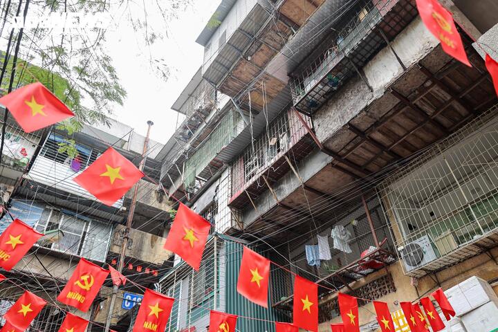 Cận cảnh khu tập thể dày đặc 'chuồng cọp' ở Hà Nội đang chờ cải tạo- Ảnh 12.