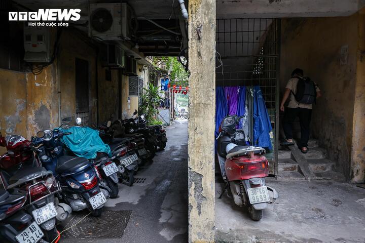 Cận cảnh khu tập thể dày đặc 'chuồng cọp' ở Hà Nội đang chờ cải tạo- Ảnh 4.