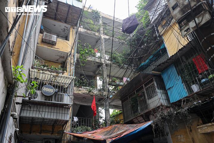 Cận cảnh khu tập thể dày đặc 'chuồng cọp' ở Hà Nội đang chờ cải tạo- Ảnh 2.
