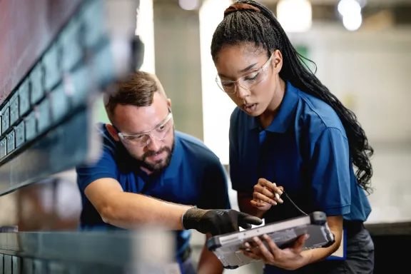 Cơn sốt việc làm 2026: Top những nghề nghiệp "hái ra tiền" mà AI không bao giờ thay thế được- Ảnh 1.