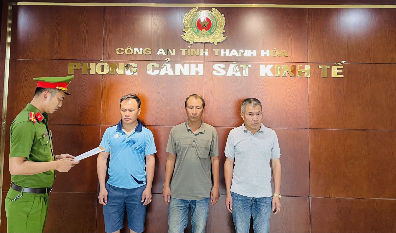 Rủ nhau khai thác đất đồi mang bán, 3 "đất tặc" bị khởi tố - Ảnh 1.