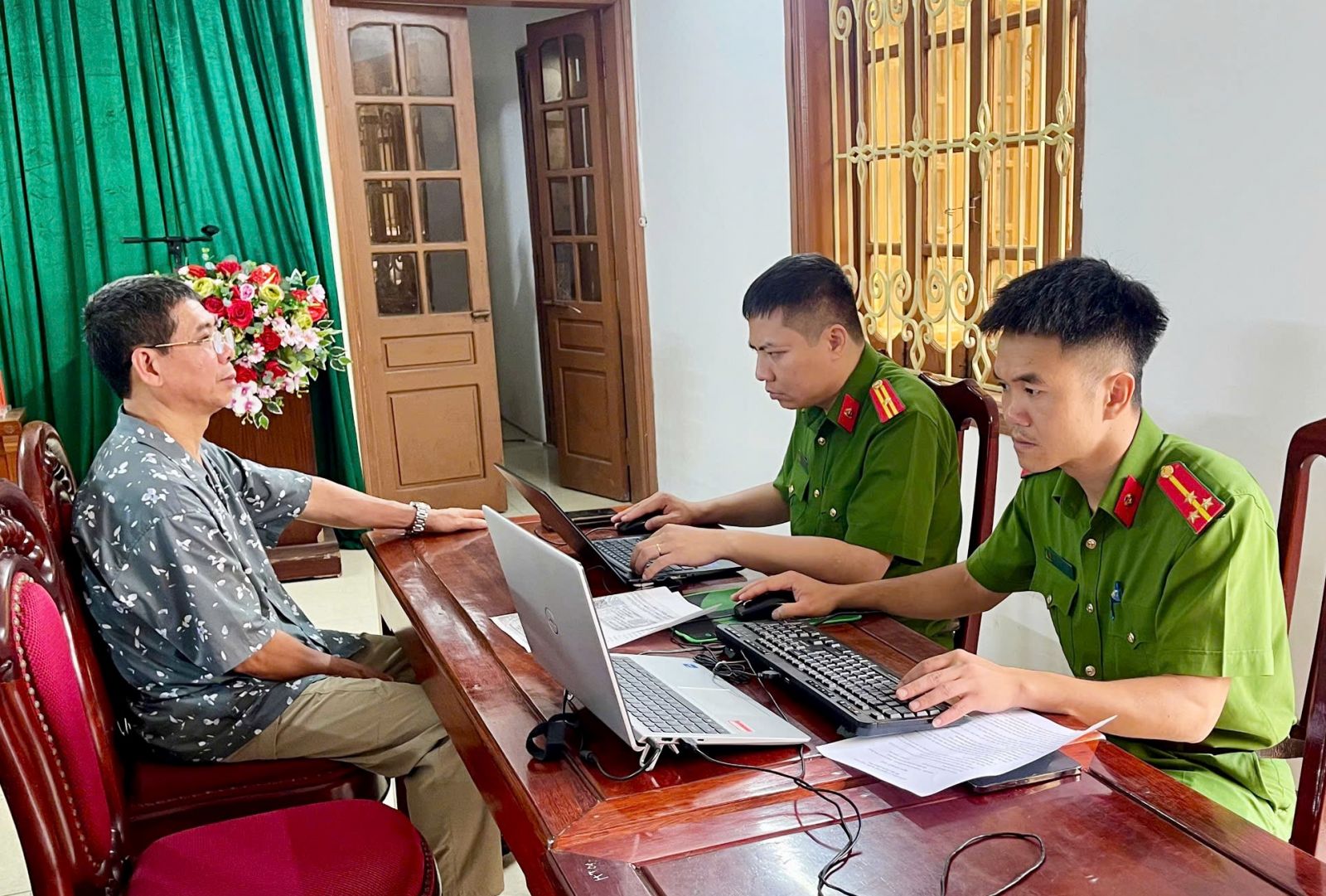 Phạm Quốc Toản 61 tuổi ra đầu thú- Ảnh 1.