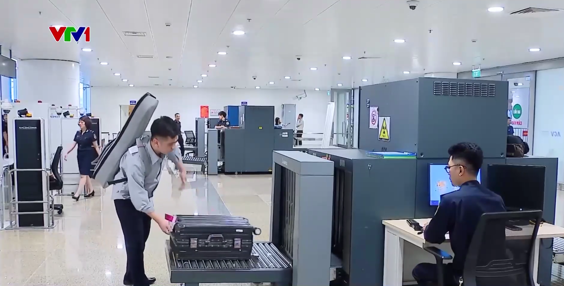 Cảnh báo rủi ro pháp lý nghiêm trọng từ việc xách hộ hành lý qua đường hàng không - Ảnh 2.