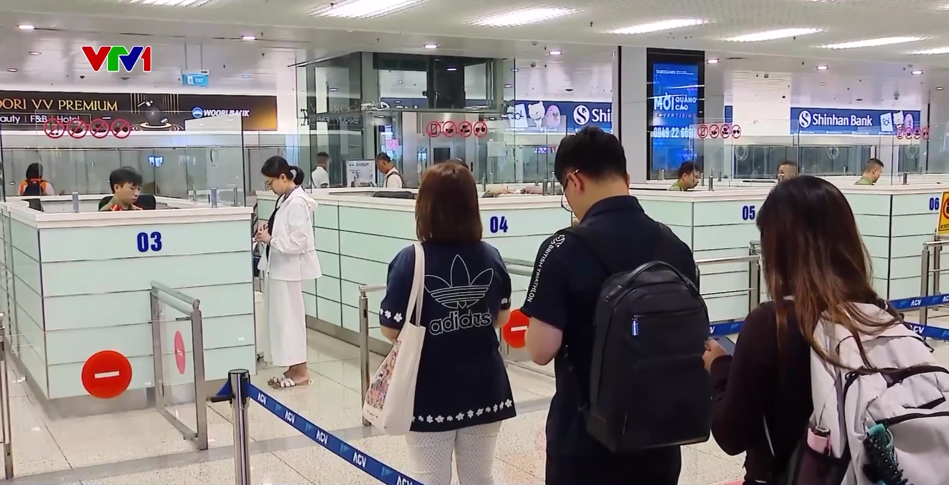 Cảnh báo rủi ro pháp lý nghiêm trọng từ việc xách hộ hành lý qua đường hàng không - Ảnh 1.