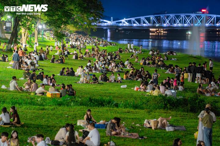 Đón hơn 1 triệu khách trong 2 kỳ nghỉ lễ liên tiếp, ngành du lịch Huế bội thu- Ảnh 2.