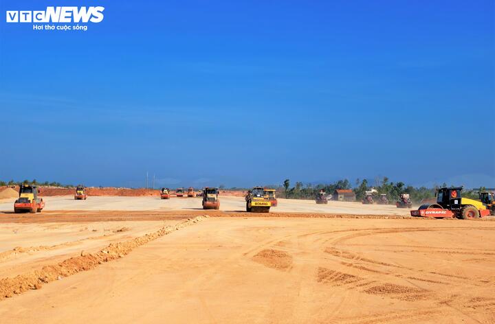 Gác nghỉ lễ, công nhân ngày đêm bám công trường sân bay Phù Cát- Ảnh 2.
