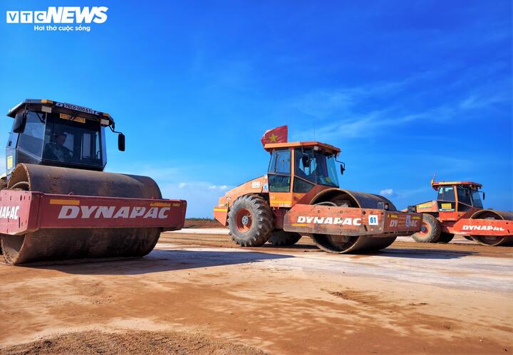 Gác nghỉ lễ, công nhân ngày đêm bám công trường sân bay Phù Cát- Ảnh 14.