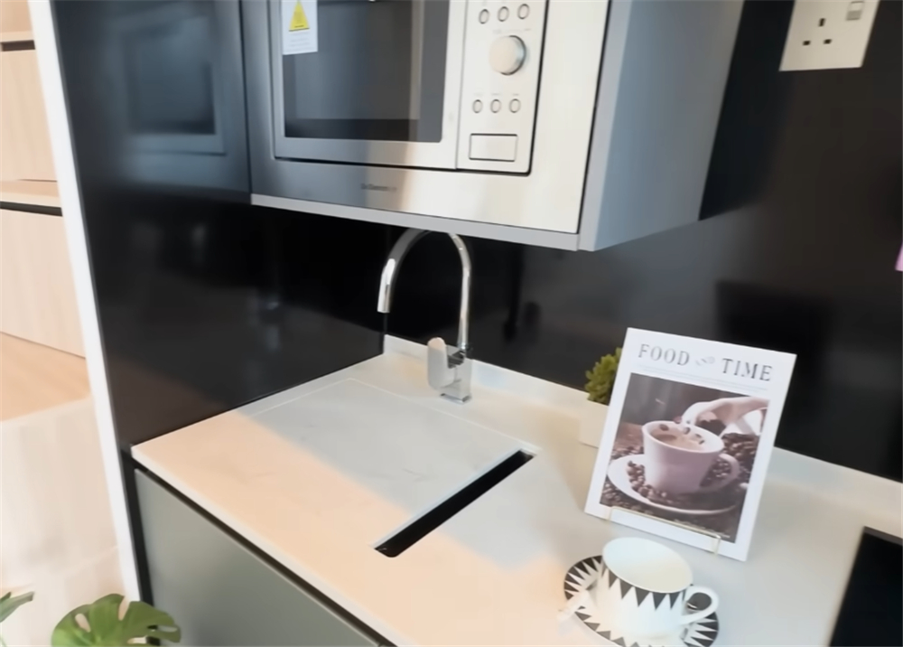Cô gái trẻ khoe căn hộ 20m² nhỏ hơn 2 chỗ đậu xe nhưng vẫn đủ phòng khách, bếp, phòng ngủ và cả ban công khiến nhiều người bất ngờ- Ảnh 7.