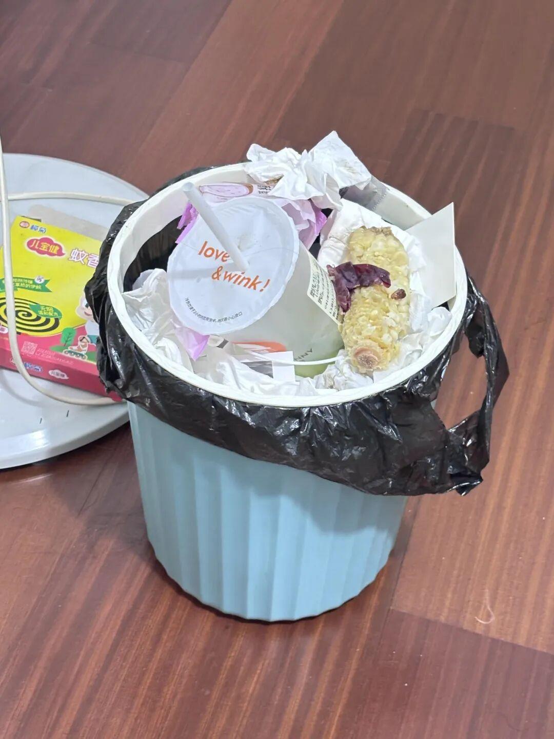 7 thói quen nhỏ của người nghỉ hưu giúp nhà luôn gọn: Không cần ở biệt thự vẫn thấy cuộc sống “dễ thở” hơn mỗi ngày - Ảnh 8.