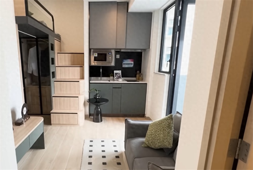 Cô gái trẻ khoe căn hộ 20m² nhỏ hơn 2 chỗ đậu xe nhưng vẫn đủ phòng khách, bếp, phòng ngủ và cả ban công khiến nhiều người bất ngờ- Ảnh 1.