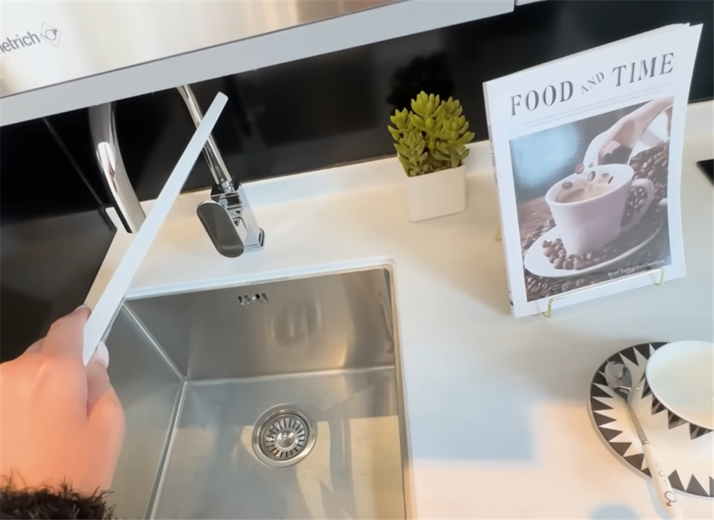 Cô gái trẻ khoe căn hộ 20m² nhỏ hơn 2 chỗ đậu xe nhưng vẫn đủ phòng khách, bếp, phòng ngủ và cả ban công khiến nhiều người bất ngờ- Ảnh 6.