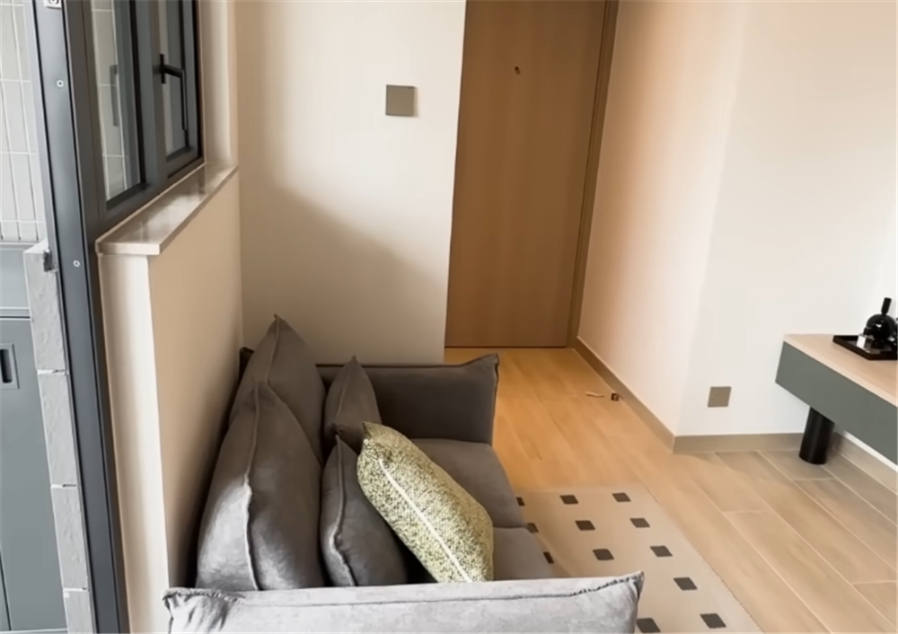 Cô gái trẻ khoe căn hộ 20m² nhỏ hơn 2 chỗ đậu xe nhưng vẫn đủ phòng khách, bếp, phòng ngủ và cả ban công khiến nhiều người bất ngờ- Ảnh 3.